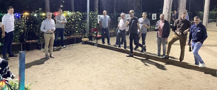 personnes jouant à la pétanque