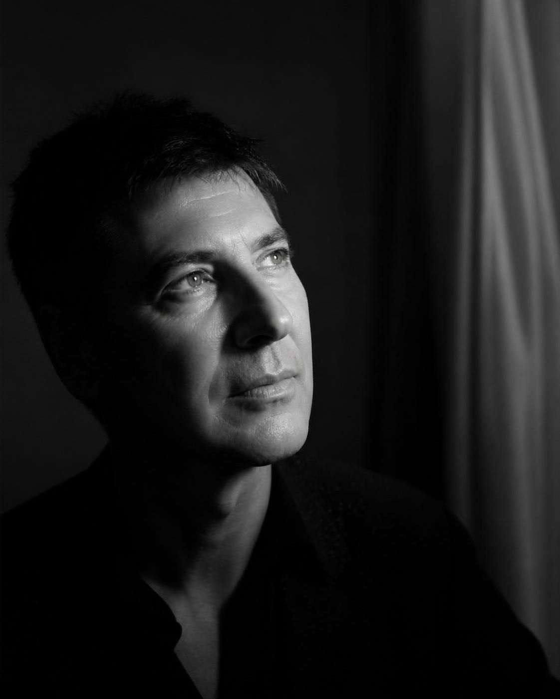 découvrez l'histoire discrète et intime de l'épouse d'etienne daho, une relation préservée loin des projecteurs.