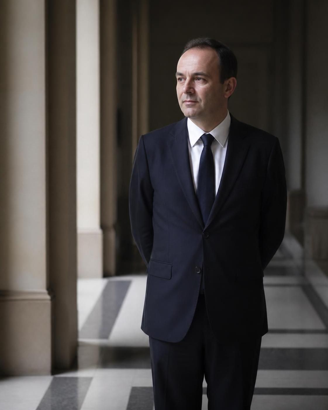 découvrez la vie privée discrète de laurent jacobelli, loin des projecteurs, et ce que cela révèle sur sa personnalité.