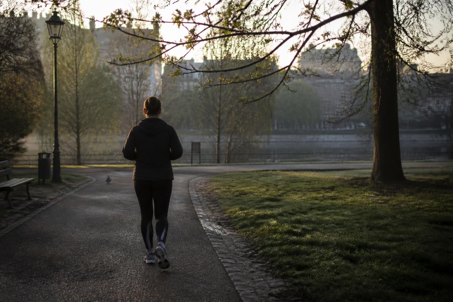 découvrez comment marcher quotidiennement peut vous aider à perdre du poids tout en améliorant votre silhouette et votre santé générale. conseils, bienfaits et motivation pour adopter cette habitude simple et efficace.