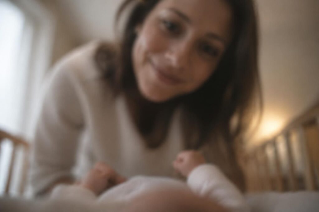 à 1 mois, la vision de bébé se développe : découvrez ce qu’il distingue, à quelle distance il voit et comment il perçoit les formes, les couleurs et les visages.