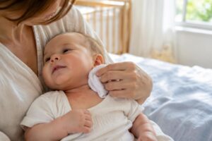 découvrez des gestes doux pour apaiser les boutons de chaleur chez bébé : fraîcheur, vêtements légers et conseils pour savoir quand consulter.